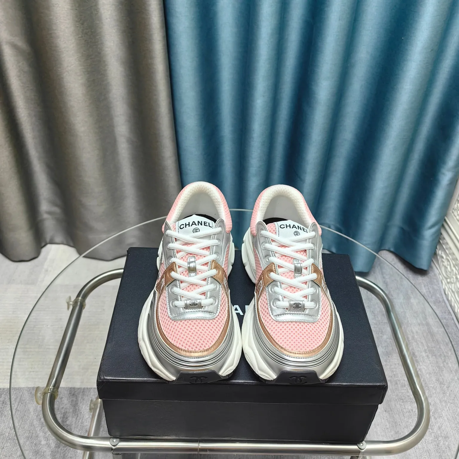 p680🐮🐮Chanel Chanel dad shoes, men and women couples - 2025 counter top casual sports shoes This classic design; the upper is electro-embroidered with a variety of techniques; the outsole is fashionable and sporty; it is unusual to incorporate a variety of color matching elements... The diversified mix and match is very beautiful and versatile, casual, fashionable, sports and outdoor can be taken into account... ꫛꫀꪝ Go➫ Material: ❶Upper is made of: Original imported first-layer silk cowhide + original waterproof cloth + original first-layer cowhide ❷Inner lining: original sheep lining + mesh ❸Outsole based on: original TPU combination outsole Special counter boutique packaging complete set for women 35–41
